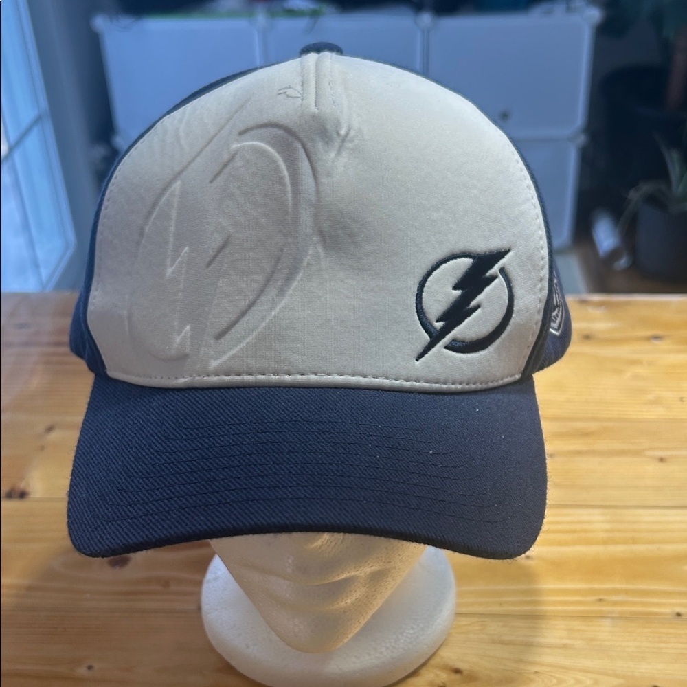 Tampa Bay Lightning Navy and white hat Lightning Logo Cap